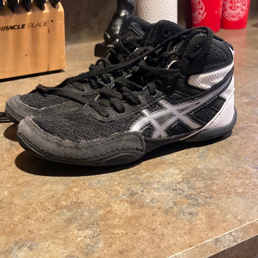 Excellent used condition ASICS matflex wrestling shoes.